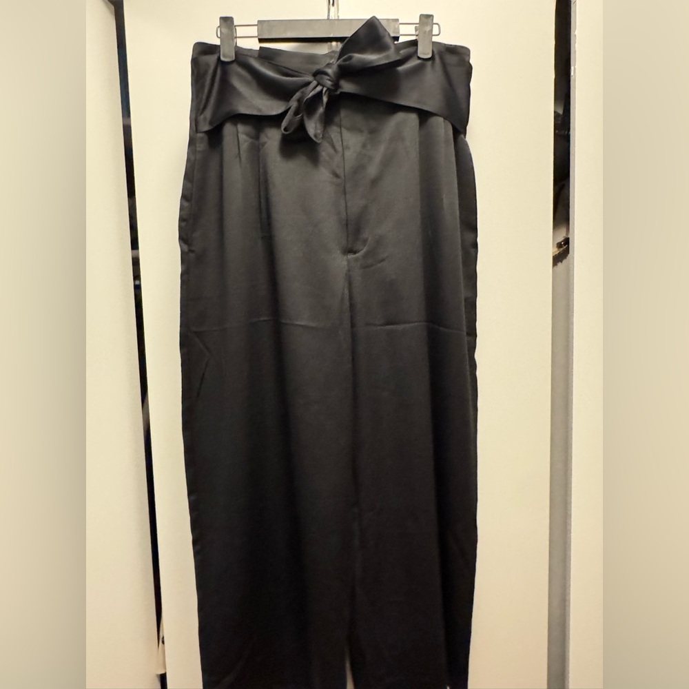 Abercrombie & Fitch Black Silk High Rise Bucket Crop Pants